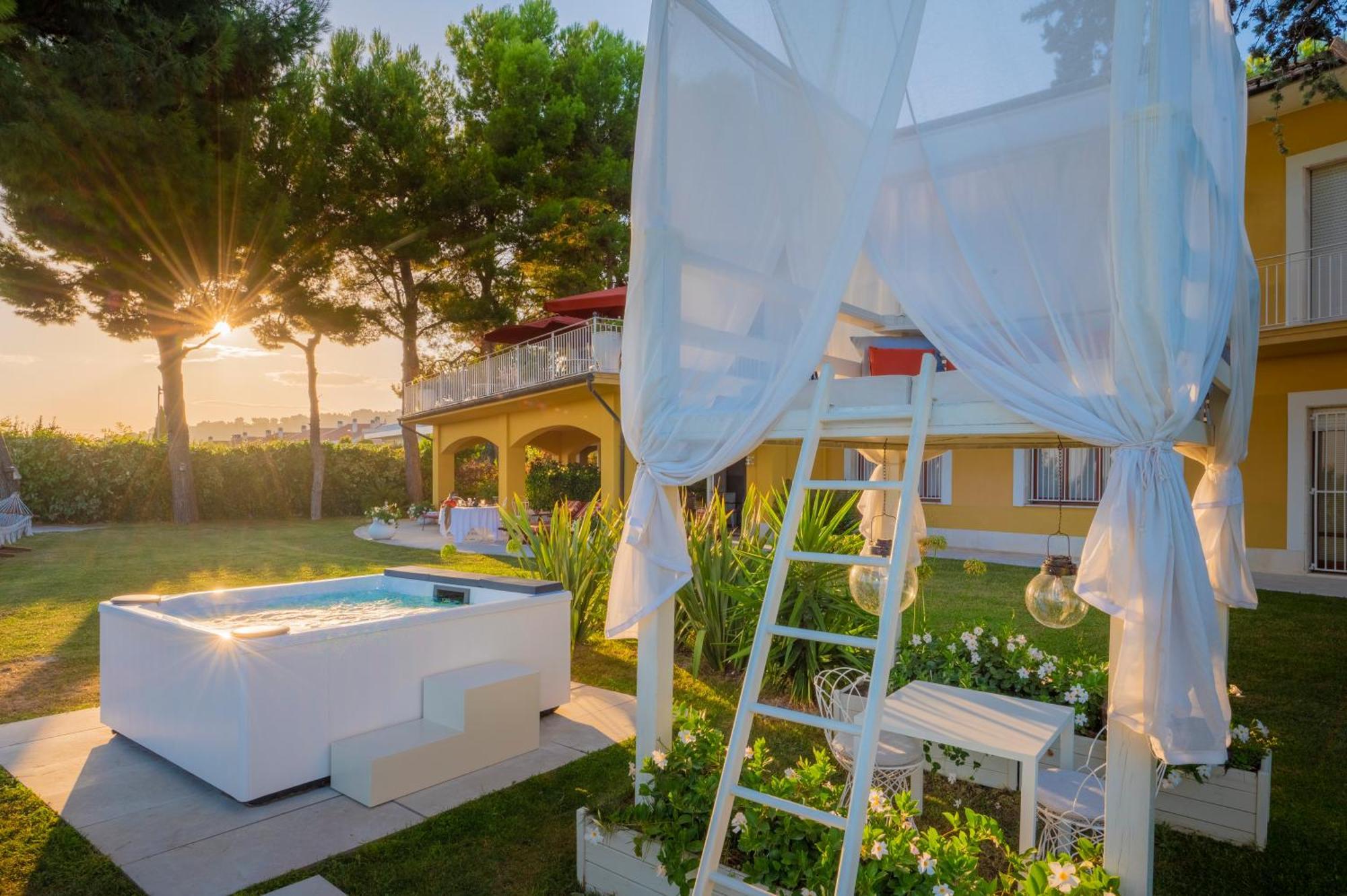 Tra Gli Alberi E Il Mare Bed and Breakfast Sirolo Eksteriør billede