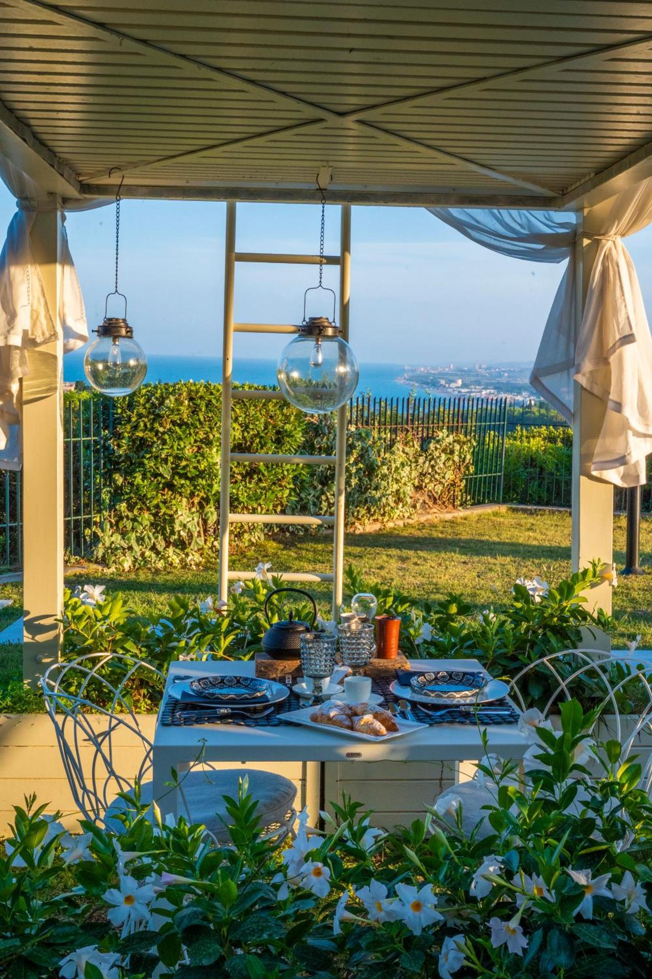 Tra Gli Alberi E Il Mare Bed and Breakfast Sirolo Eksteriør billede
