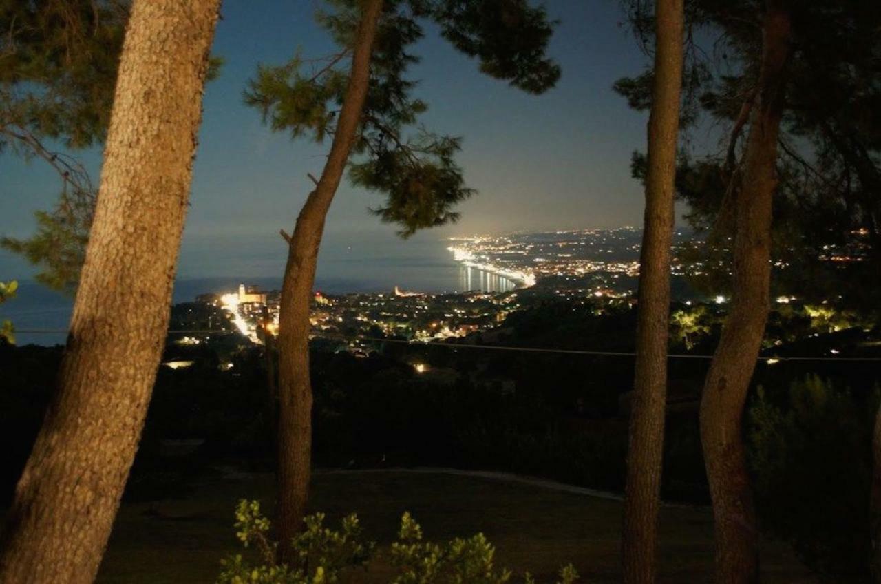 Tra Gli Alberi E Il Mare Bed and Breakfast Sirolo Eksteriør billede